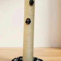 Rascador de Piso Elvis para Gatos  — Compacto, Cómodo y Funcional